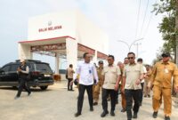Rombongan pejabat meninjau fasilitas bangunan "Balai Nelayan" di kawasan Kampung Nelayan Merah Putih (KNMP) Desa Cikiruhwetan