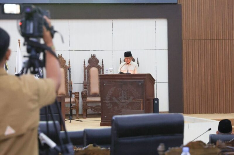 Andra Soni memberikan sambutan dan pandangan akhir Pemprov Banten dalam Rapat Paripurna Persetujuan DPRD terhadap Raperda Perubahan APBD Provinsi Banten Tahun Anggaran 2026 di Gedung DPRD Banten