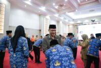 Deden Apriandhi (tengah, jas cokelat) berfoto bersama 21 Aparatur Sipil Negara (ASN) yang baru dilantik di Pendopo Gubernur Banten, KP3B, Curug,