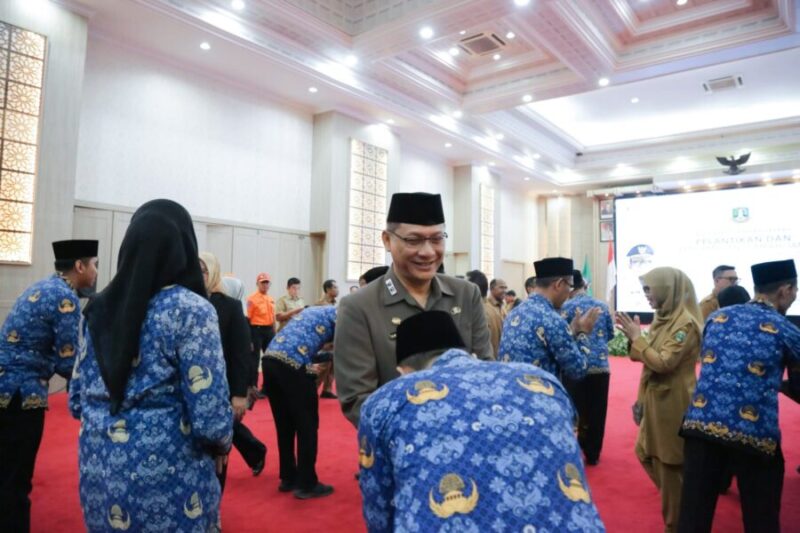 Deden Apriandhi (tengah, jas cokelat) berfoto bersama 21 Aparatur Sipil Negara (ASN) yang baru dilantik di Pendopo Gubernur Banten, KP3B, Curug,