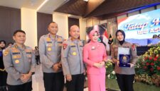 Kapolda Banten Irjen Pol Hengki (tengah), Ibu Asuh Polwan Polda Banten Ny. Ulfa Hengki (kedua dari kanan), dan Wakapolda Banten Brigjen Pol Iwan Saktiadi (kedua dari kiri) berfoto bersama salah seorang Polisi Wanita (Polwan) penerima penghargaan usai kegiatan tatap muka di Aula Gawe Kuta Baluwarti Polda Banten