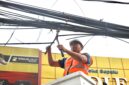 Tri Adhianto memotong jaringan kabel udara fiber optik yang semrawut di salah satu ruas jalan utama Kota Bekasi