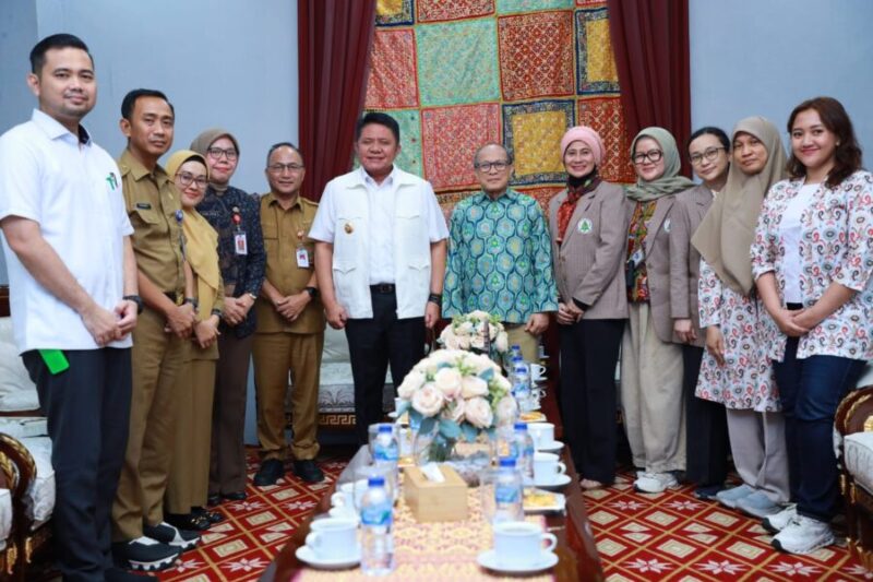 Herman Deru (tengah kemeja putih) berfoto bersama jajaran pengurus Ikatan Dokter Anak Indonesia (IDAI) Cabang Sumatera Selatan saat menerima kunjungan di Griya Agung, Palembang