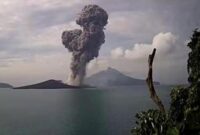 Gunung Anak Krakatau di Perairan Selat Sunda saat mengalami erupsi dan mengeluarkan kolom abu setinggi 2.000 meter pada Minggu (17/7)2026) pukul 08.47 WIB. (PVMKG)