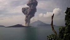 Gunung Anak Krakatau di Perairan Selat Sunda saat mengalami erupsi dan mengeluarkan kolom abu setinggi 2.000 meter pada Minggu (17/7)2026) pukul 08.47 WIB. (PVMKG)