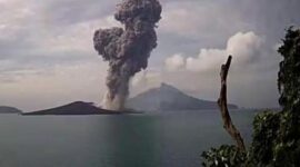 Gunung Anak Krakatau di Perairan Selat Sunda saat mengalami erupsi dan mengeluarkan kolom abu setinggi 2.000 meter pada Minggu (17/7)2026) pukul 08.47 WIB. (PVMKG)