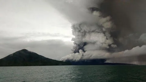 Aktivitas vulkanik gunung api Anak Krakatau masih tinggi, Pusat Vulkanologi dan Mitigasi Bencana Geologi (PVMBG) mempertahankan status Level III atau Siaga.