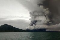 Aktivitas vulkanik gunung api Anak Krakatau masih tinggi, Pusat Vulkanologi dan Mitigasi Bencana Geologi (PVMBG) mempertahankan status Level III atau Siaga. (Jennus)