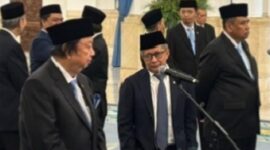 Rocky Gerung bersama 25 anggota Wantimpres lainnya dilantik Presiden Prabowo Subianto di Istana Negara, Jakarta, Jumat (2/10/2026). (Jennus)