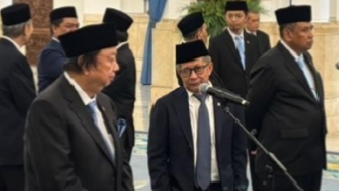 Rocky Gerung bersama 25 anggota Wantimpres lainnya dilantik Presiden Prabowo Subianto di Istana Negara, Jakarta, Jumat (2/10/2026). (Jennus)
