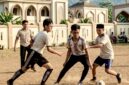 Ilustrasi - Beberapa orang santri sedang bermain sepak bola mini di tanah lapang samping pondok pesantren. (istimewa)
