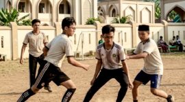 Ilustrasi - Beberapa orang santri sedang bermain sepak bola mini di tanah lapang samping pondok pesantren. (istimewa)