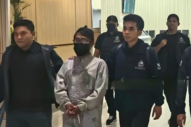 Petugas Divisi Hubungan Internasional Polri menggiring buronan kasus dugaan pembunuhan berinisial MKA (kedua kiri) yang dipulangkan dari Malaysia pada Minggu (11/10/2026). (Instagram/@divhubinterpolriofficial)