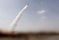Foto yang disebarkan oleh Pusat Media Houthi menunjukkan peluncuran misil diduga ke arah Mocha di Yaman, Minggu (9/8/2026). (Xinhua/Media Houthi)
