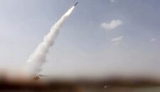 Foto yang disebarkan oleh Pusat Media Houthi menunjukkan peluncuran misil diduga ke arah Mocha di Yaman, Minggu (9/8/2026). (Xinhua/Media Houthi)