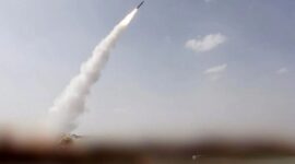 Foto yang disebarkan oleh Pusat Media Houthi menunjukkan peluncuran misil diduga ke arah Mocha di Yaman, Minggu (9/8/2026). (Xinhua/Media Houthi)