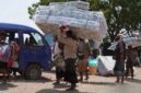 Para pengungsi yang menyelamatkan diri dari serangan kelompok Houthi mendapat bantuan peralatan tidur dan masak dari lembaga kemanusiaan di Aden, Yaman. (Anadolu/Alnasser Alseddik)