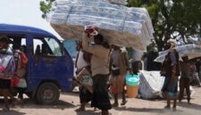 Para pengungsi yang menyelamatkan diri dari serangan kelompok Houthi mendapat bantuan peralatan tidur dan masak dari lembaga kemanusiaan di Aden, Yaman. (Anadolu/Alnasser Alseddik)