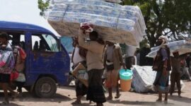Para pengungsi yang menyelamatkan diri dari serangan kelompok Houthi mendapat bantuan peralatan tidur dan masak dari lembaga kemanusiaan di Aden, Yaman. (Anadolu/Alnasser Alseddik)