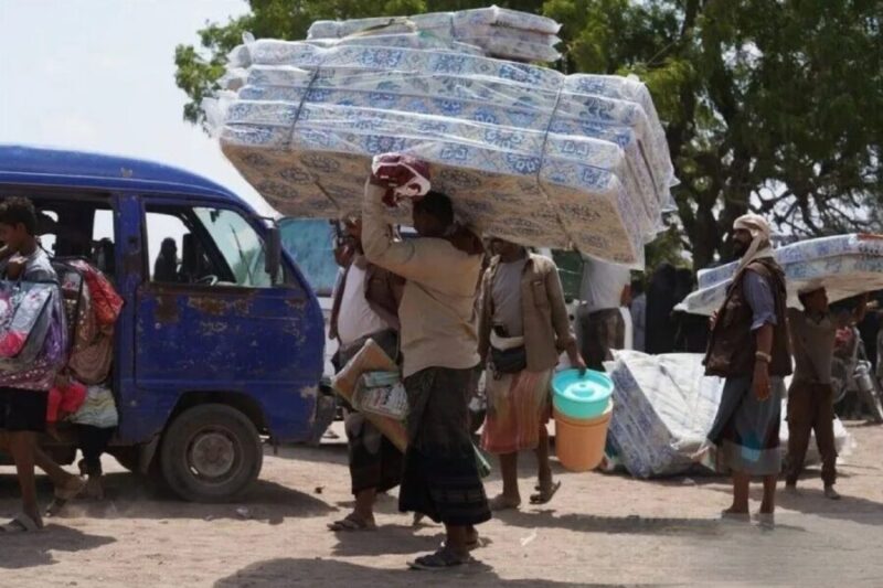 Para pengungsi yang menyelamatkan diri dari serangan kelompok Houthi mendapat bantuan peralatan tidur dan masak dari lembaga kemanusiaan di Aden, Yaman. (Anadolu/Alnasser Alseddik)