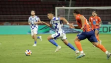 Port FC belum sempat bangkit ketika Persib kembali mencetak gol menit ke-90+5 lewat kaki Peralta. (Persib)