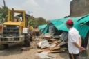 Puluhan lapak tempat transaksi dan konsumsi narkoba di kawasan Kampung Ambon, Kedaung Kaliangke, Cengkareng, Jakarta Barat, diratakan dengan alat berat, Selasa (13/10/2026). (Jennus/Ant)