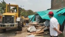 Puluhan lapak tempat transaksi dan konsumsi narkoba di kawasan Kampung Ambon, Kedaung Kaliangke, Cengkareng, Jakarta Barat, diratakan dengan alat berat, Selasa (13/10/2026). (Jennus/Ant)
