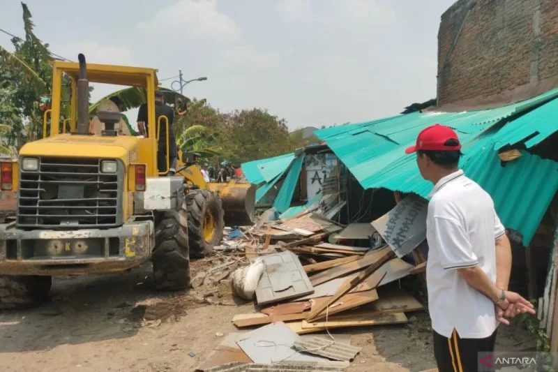 Puluhan lapak tempat transaksi dan konsumsi narkoba di kawasan Kampung Ambon, Kedaung Kaliangke, Cengkareng, Jakarta Barat, diratakan dengan alat berat, Selasa (13/10/2026). (Jennus/Ant)