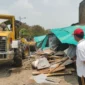 Puluhan lapak tempat transaksi dan konsumsi narkoba di kawasan Kampung Ambon, Kedaung Kaliangke, Cengkareng, Jakarta Barat, diratakan dengan alat berat, Selasa (13/10/2026). (Jennus/Ant)