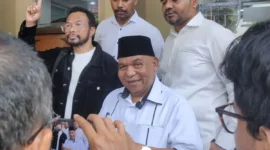 Kuasa hukum keluarga Laurentius, Petrus Bala Pattyona, memberikan keterangan kepada wartawan setelah bertemu penyidik Polda Metro Jaya, Senin (19/10/2026). (Antara Foto)