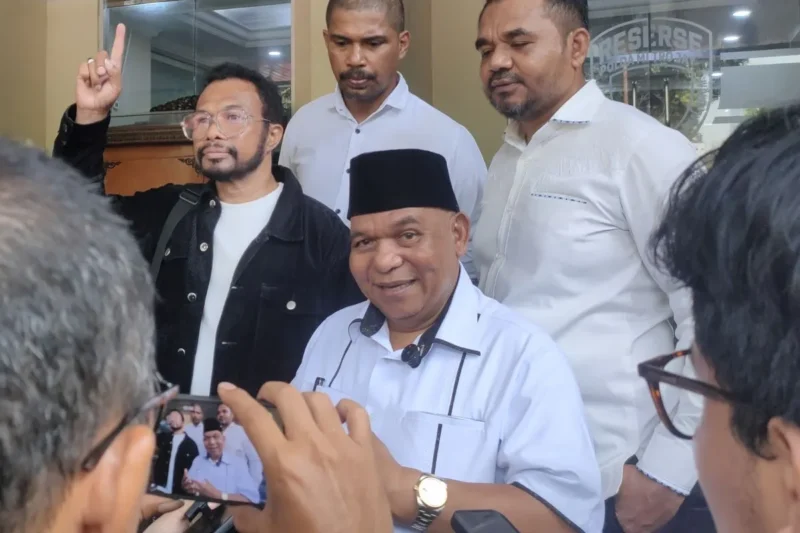 Kuasa hukum keluarga Laurentius, Petrus Bala Pattyona, memberikan keterangan kepada wartawan setelah bertemu penyidik Polda Metro Jaya, Senin (19/10/2026). (Antara Foto)