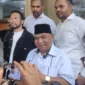 Kuasa hukum keluarga Laurentius, Petrus Bala Pattyona, memberikan keterangan kepada wartawan setelah bertemu penyidik Polda Metro Jaya, Senin (19/10/2026). (Antara Foto)