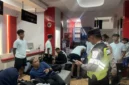 Anggota Polresta Batang meminta keteangan para pemain dan offisial Persib Bandung U-18 setelah mengalami penyerangan di rest area KM-360 B Tol Batang-Pemalang, Minggu (11/10/2026) malam. (Humas Polresta Batang)