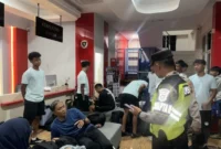 Anggota Polresta Batang meminta keteangan para pemain dan offisial Persib Bandung U-18 setelah mengalami penyerangan di rest area KM-360 B Tol Batang-Pemalang, Minggu (11/10/2026) malam. (Humas Polresta Batang)