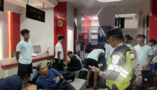 Anggota Polresta Batang meminta keteangan para pemain dan offisial Persib Bandung U-18 setelah mengalami penyerangan di rest area KM-360 B Tol Batang-Pemalang, Minggu (11/10/2026) malam. (Humas Polresta Batang)
