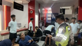 Anggota Polresta Batang meminta keteangan para pemain dan offisial Persib Bandung U-18 setelah mengalami penyerangan di rest area KM-360 B Tol Batang-Pemalang, Minggu (11/10/2026) malam. (Humas Polresta Batang)