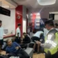 Anggota Polresta Batang meminta keteangan para pemain dan offisial Persib Bandung U-18 setelah mengalami penyerangan di rest area KM-360 B Tol Batang-Pemalang, Minggu (11/10/2026) malam. (Humas Polresta Batang)