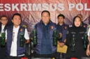Direktur Reserse Kriminal Khusus Polda Bali Komisaris Besar Wisnu Prabowo bersama Wakil Direktur Reserse Kriminal Khusus Ajun Komisaris Besar Chandra C. Kesuma dan Kepala Subbidang Penerangan Masyarakat Bidang Humas Polda Bali Ajun Komisaris Besar Rina Isriana Dewi memperlihatkan barang bukti dalam konferensi pers di Denpasar, Bali, Sabtu (17/10/2026). (Antara Foto)
