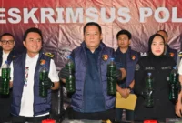 Direktur Reserse Kriminal Khusus Polda Bali Komisaris Besar Wisnu Prabowo bersama Wakil Direktur Reserse Kriminal Khusus Ajun Komisaris Besar Chandra C. Kesuma dan Kepala Subbidang Penerangan Masyarakat Bidang Humas Polda Bali Ajun Komisaris Besar Rina Isriana Dewi memperlihatkan barang bukti dalam konferensi pers di Denpasar, Bali, Sabtu (17/10/2026). (Antara Foto)