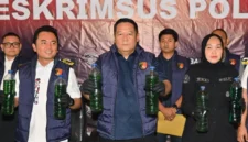 Direktur Reserse Kriminal Khusus Polda Bali Komisaris Besar Wisnu Prabowo bersama Wakil Direktur Reserse Kriminal Khusus Ajun Komisaris Besar Chandra C. Kesuma dan Kepala Subbidang Penerangan Masyarakat Bidang Humas Polda Bali Ajun Komisaris Besar Rina Isriana Dewi memperlihatkan barang bukti dalam konferensi pers di Denpasar, Bali, Sabtu (17/10/2026). (Antara Foto)
