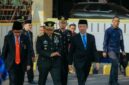 Marindo Kurniawan didampingi jajaran Forkopimda Provinsi Lampung berjalan menuju lokasi upacara di Kompleks Kantor Gubernur Lampung
