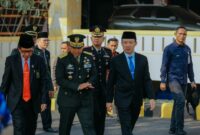 Marindo Kurniawan didampingi jajaran Forkopimda Provinsi Lampung berjalan menuju lokasi upacara di Kompleks Kantor Gubernur Lampung
