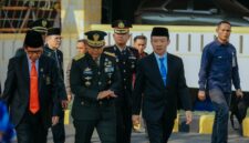 Marindo Kurniawan didampingi jajaran Forkopimda Provinsi Lampung berjalan menuju lokasi upacara di Kompleks Kantor Gubernur Lampung