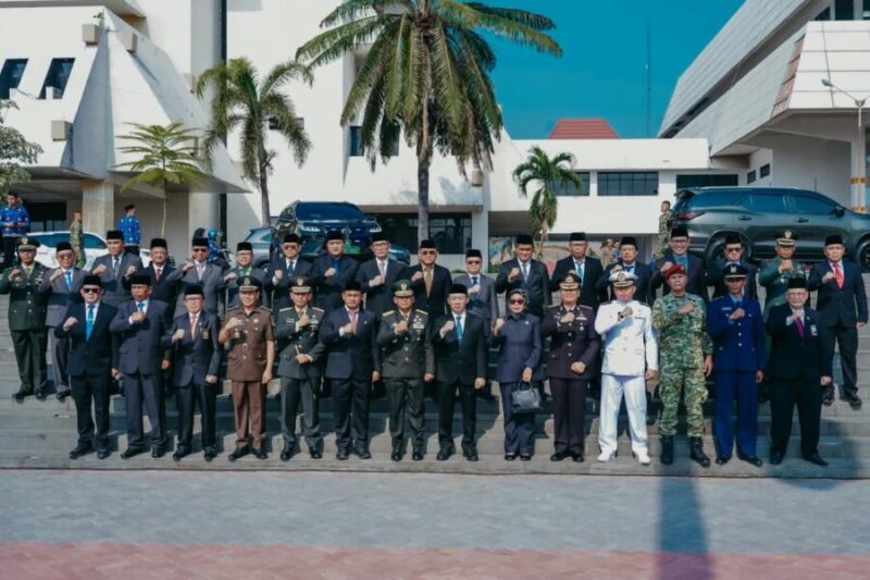 Marindo Kurniawan foto bersama jajaran Forkopimda dan pejabat di lingkungan Pemprov Lampung di tangga gedung utama usai pelaksanaan Upacara Peringatan Hari Kesaktian Pancasila Tahun 2026