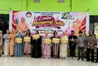 Para pemenang Lomba Menyanyi Solo Antar Dinas/Instansi Tingkat Kota Bekasi foto bersama Ketua DWP Kota Bekasi