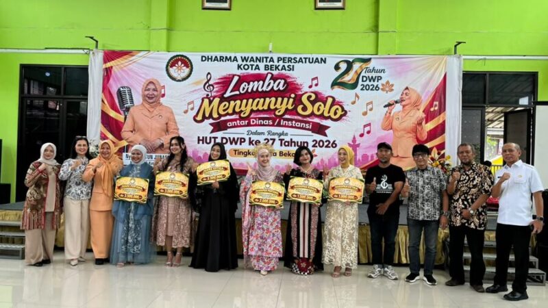 Para pemenang Lomba Menyanyi Solo Antar Dinas/Instansi Tingkat Kota Bekasi foto bersama Ketua DWP Kota Bekasi