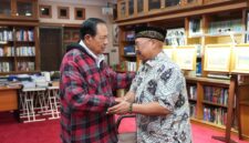 AKRAB-Komjen Pol. Prof. Dr. Cryshnanda Dwilaksana (Ketua Pusat Studi Ilmu Kepolisian) bersama mantan Presiden SBY pada suatu acara. 