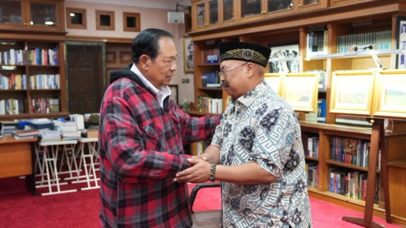 AKRAB-Komjen Pol. Prof. Dr. Cryshnanda Dwilaksana (Ketua Pusat Studi Ilmu Kepolisian) bersama mantan Presiden SBY pada suatu acara.