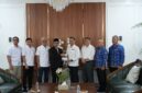 Bupati Bandung Dadang Supriatna foto bersama jajaran Pertamina Patra Niaga dan Pemkab Bandung usai membahas pengajuan tambahan kuota BBM subsidi di Rumah Dinas Bupati Bandung  