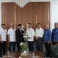 Bupati Bandung Dadang Supriatna foto bersama jajaran Pertamina Patra Niaga dan Pemkab Bandung usai membahas pengajuan tambahan kuota BBM subsidi di Rumah Dinas Bupati Bandung  